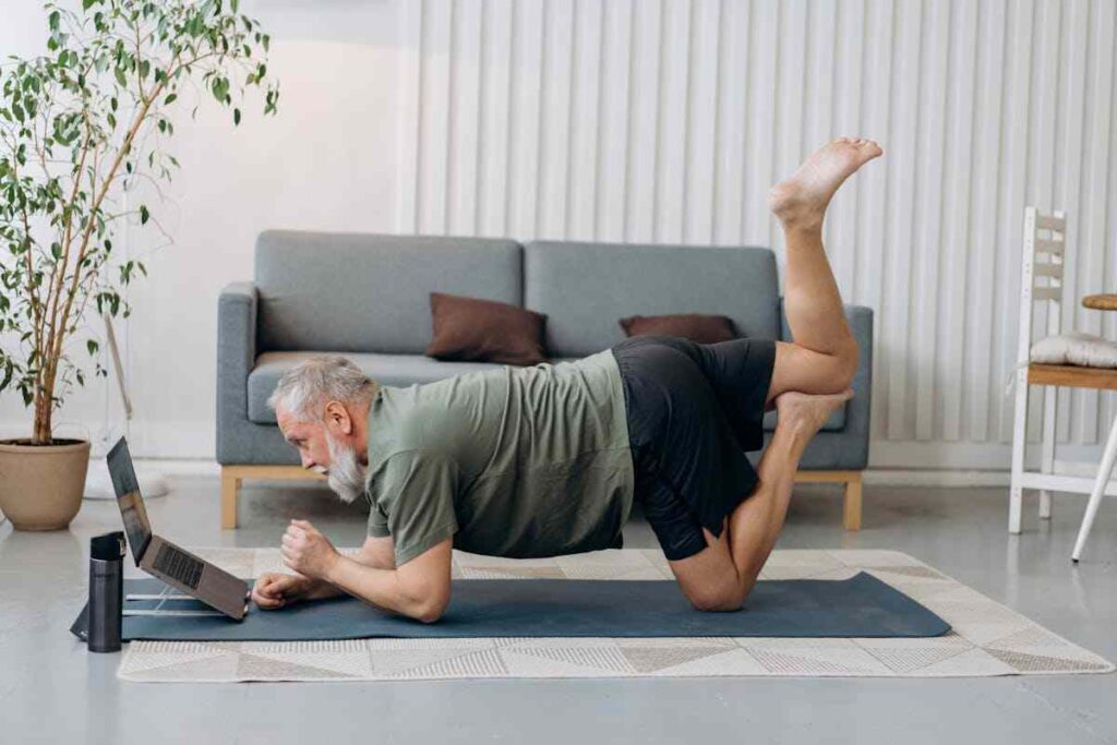 uomo pratica attività fisica in casa