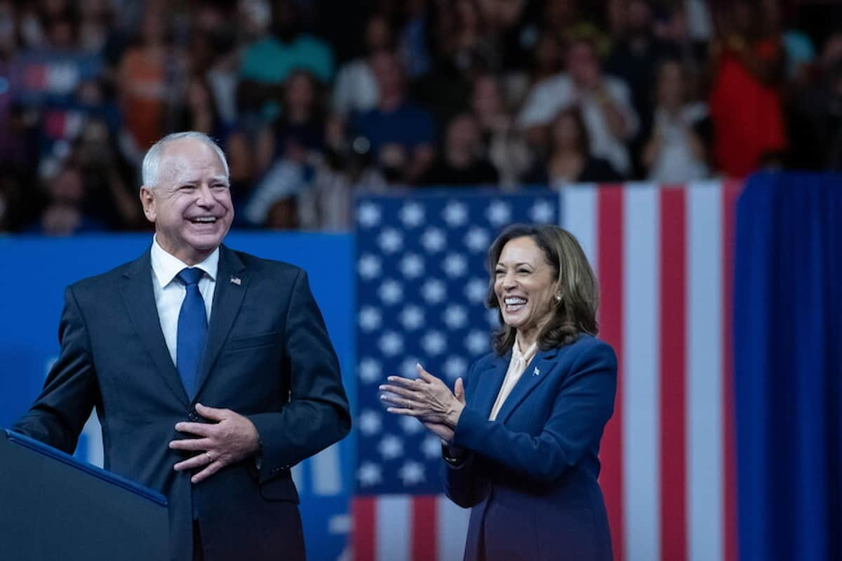 Kamala Harris applaude a Tim Walz dopo averlo presentato come suo running mate