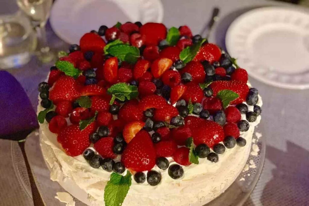 Una torta con le fragole