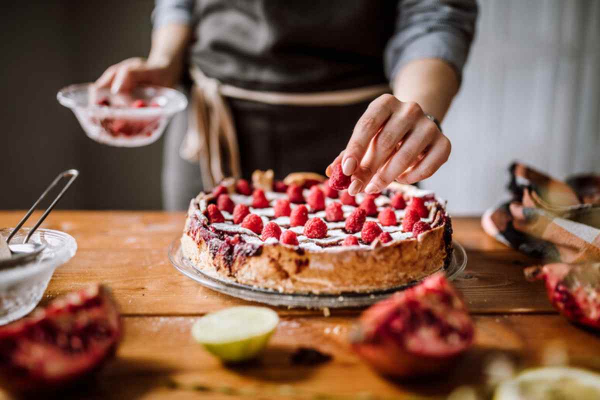 Una torta con le fragole