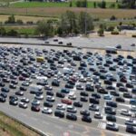 Auto in coda a un casello autostradale nel grande esodo di ferragosto