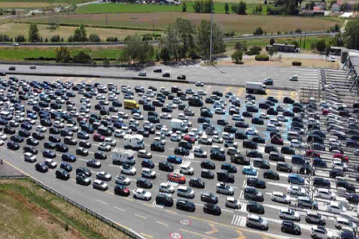 Auto in coda a un casello autostradale nel grande esodo di ferragosto