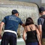 Turista parla con i vigili a Fontana di Trevi