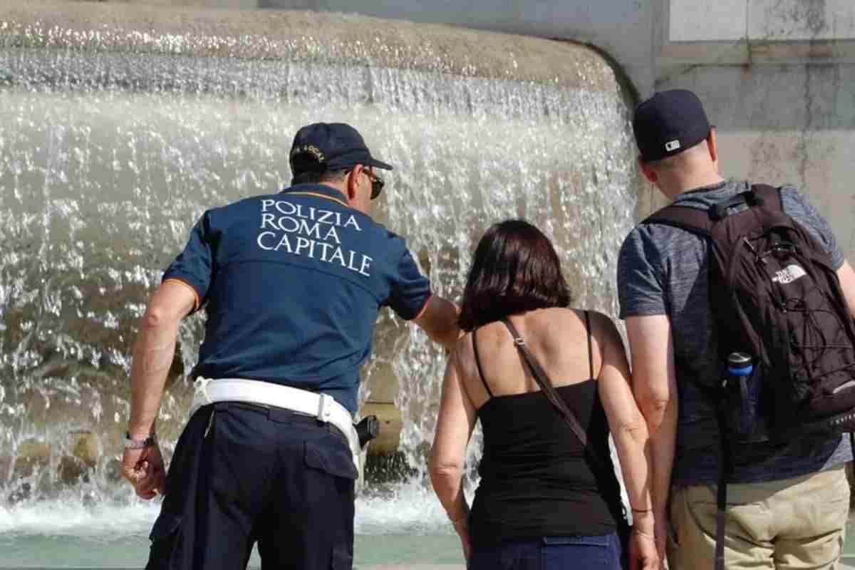 Turista parla con i vigili a Fontana di Trevi