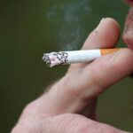 Un uomo che fuma una sigaretta