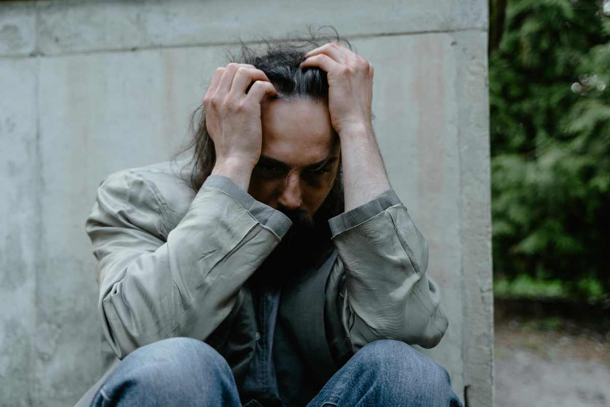 Uomo disperato con le mani nei capelli