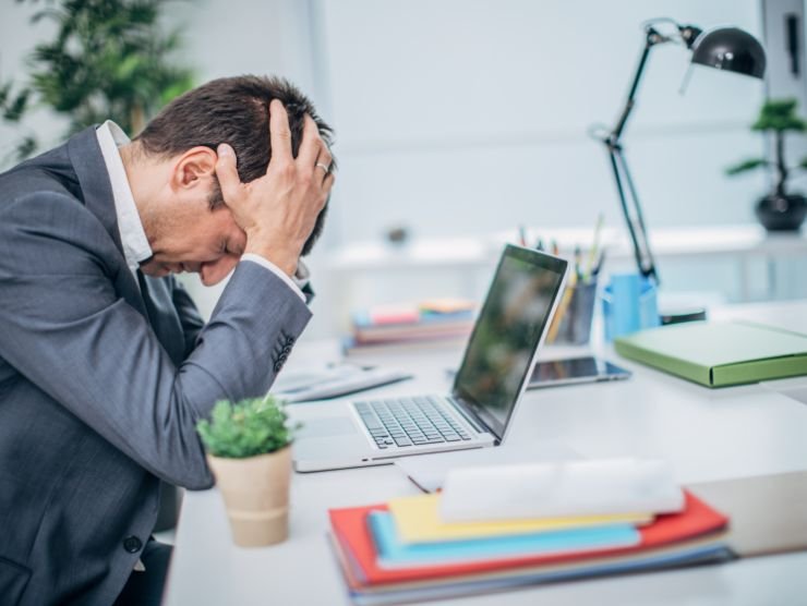 uomo disperato a lavoro 