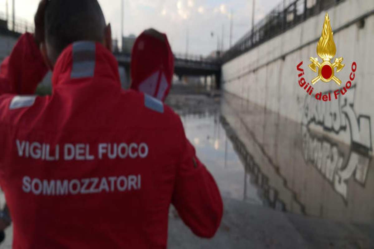 Sommozzatori a Palermo in azione dopo una bomba d'acqua