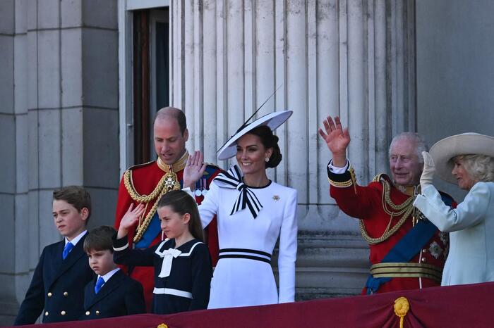 Kate con WIlliam, re Carlo, Camilla e i principini