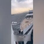 Un'immagine dei due superyacht che si sono scontrati a Napoli