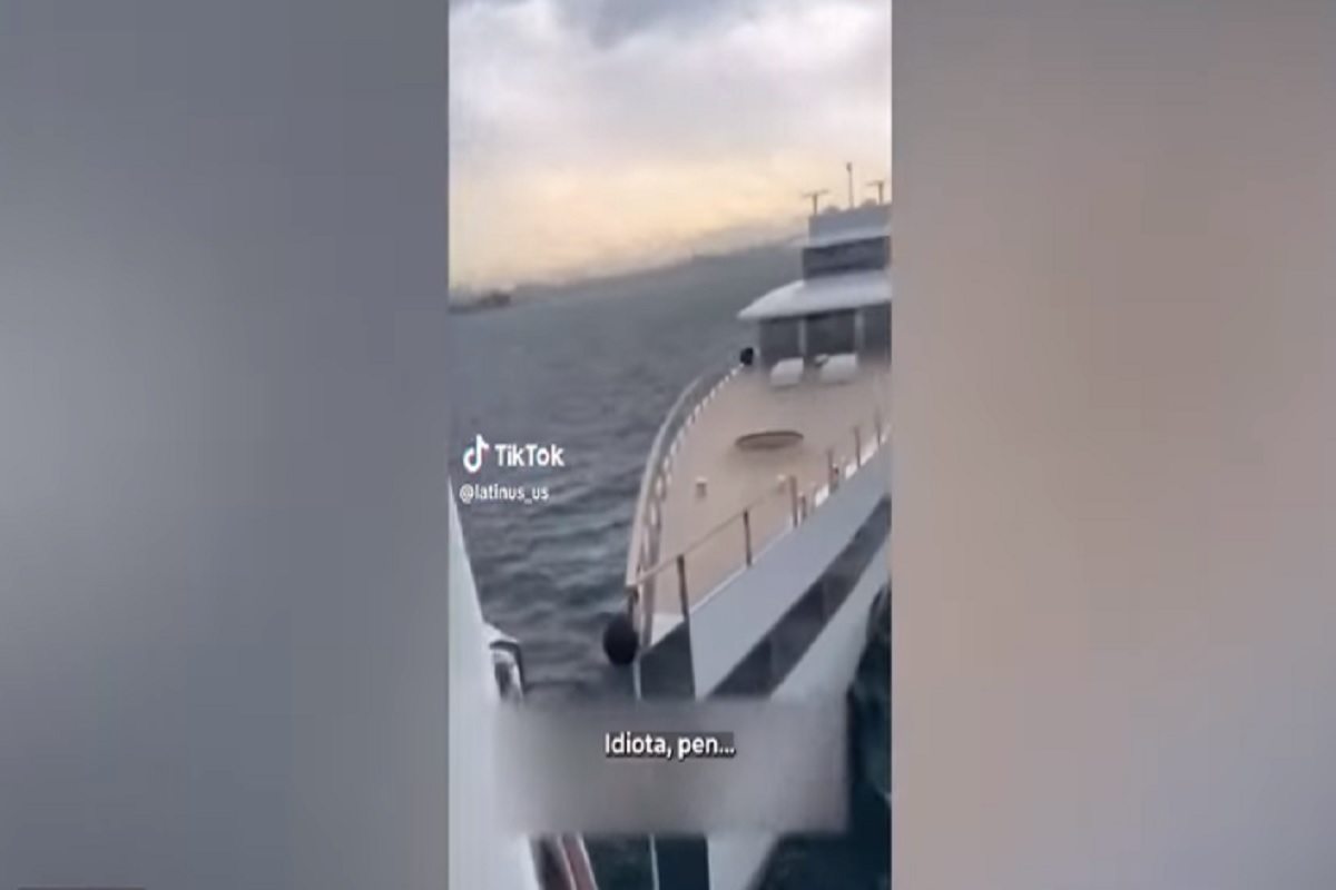 Un'immagine dei due superyacht che si sono scontrati a Napoli