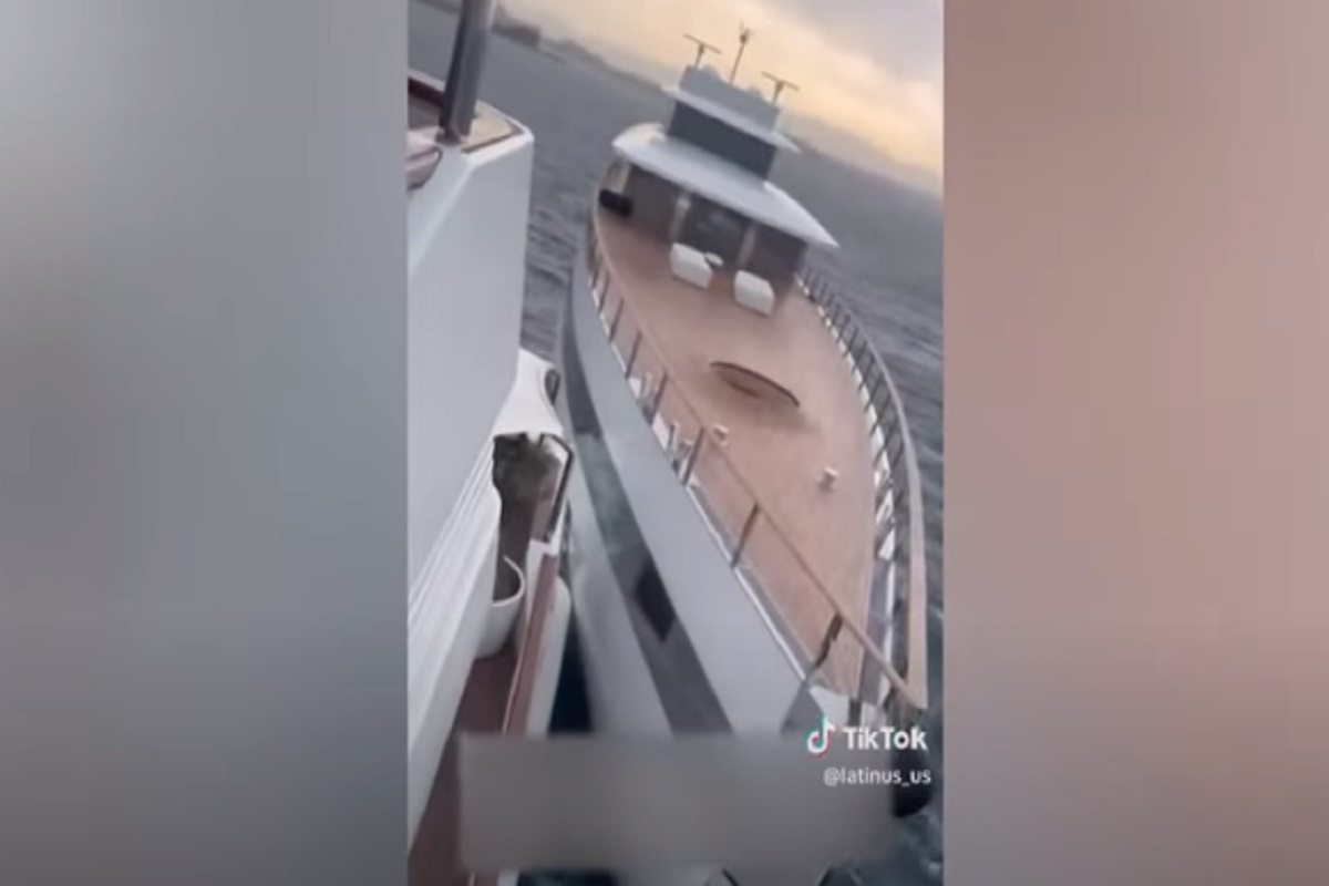 Un'immagine dei due superyacht che si sono scontrati a Napoli