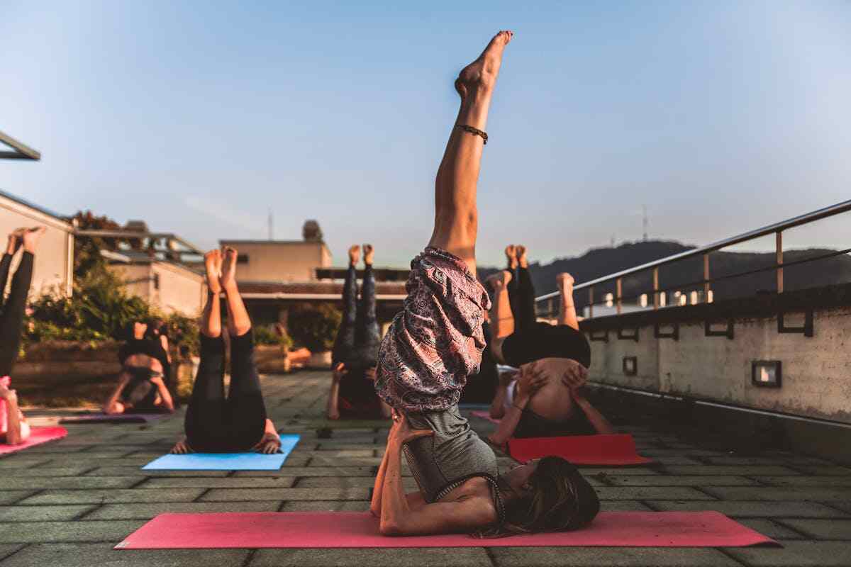 praticare yoga su una terrazza