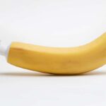 una banana con il beccuccio di un dentifricio