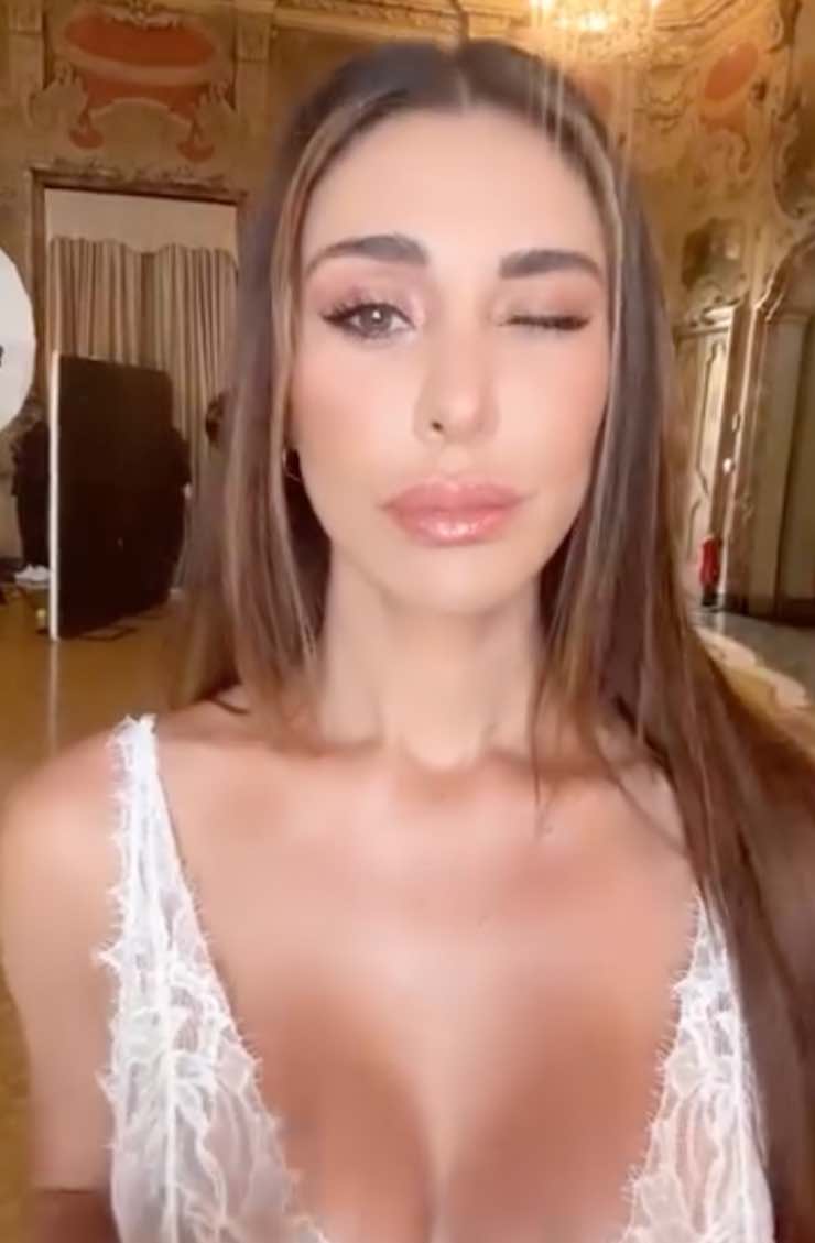 Belen Rodriguez fa l'occhiolino