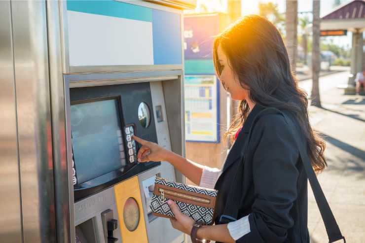 donna compra un biglietto del treno al totem