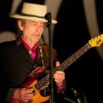 Bob Dylan dal vivo mentre suona la sua chitarra elettrica