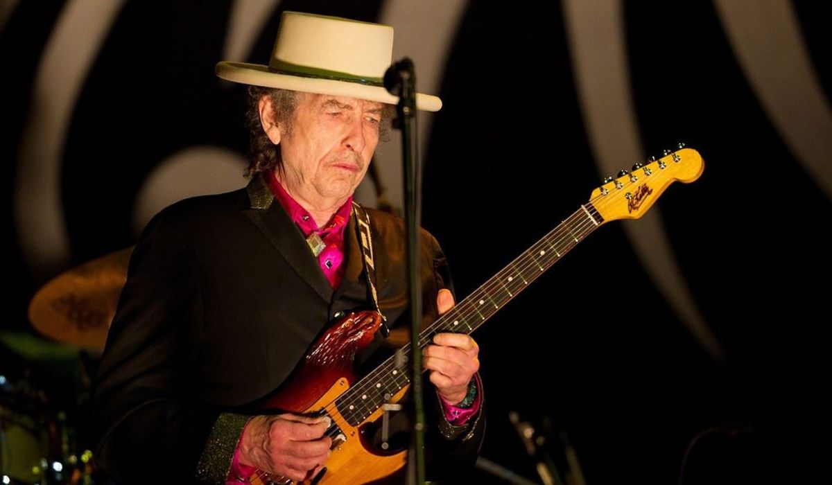 Bob Dylan dal vivo mentre suona la sua chitarra elettrica