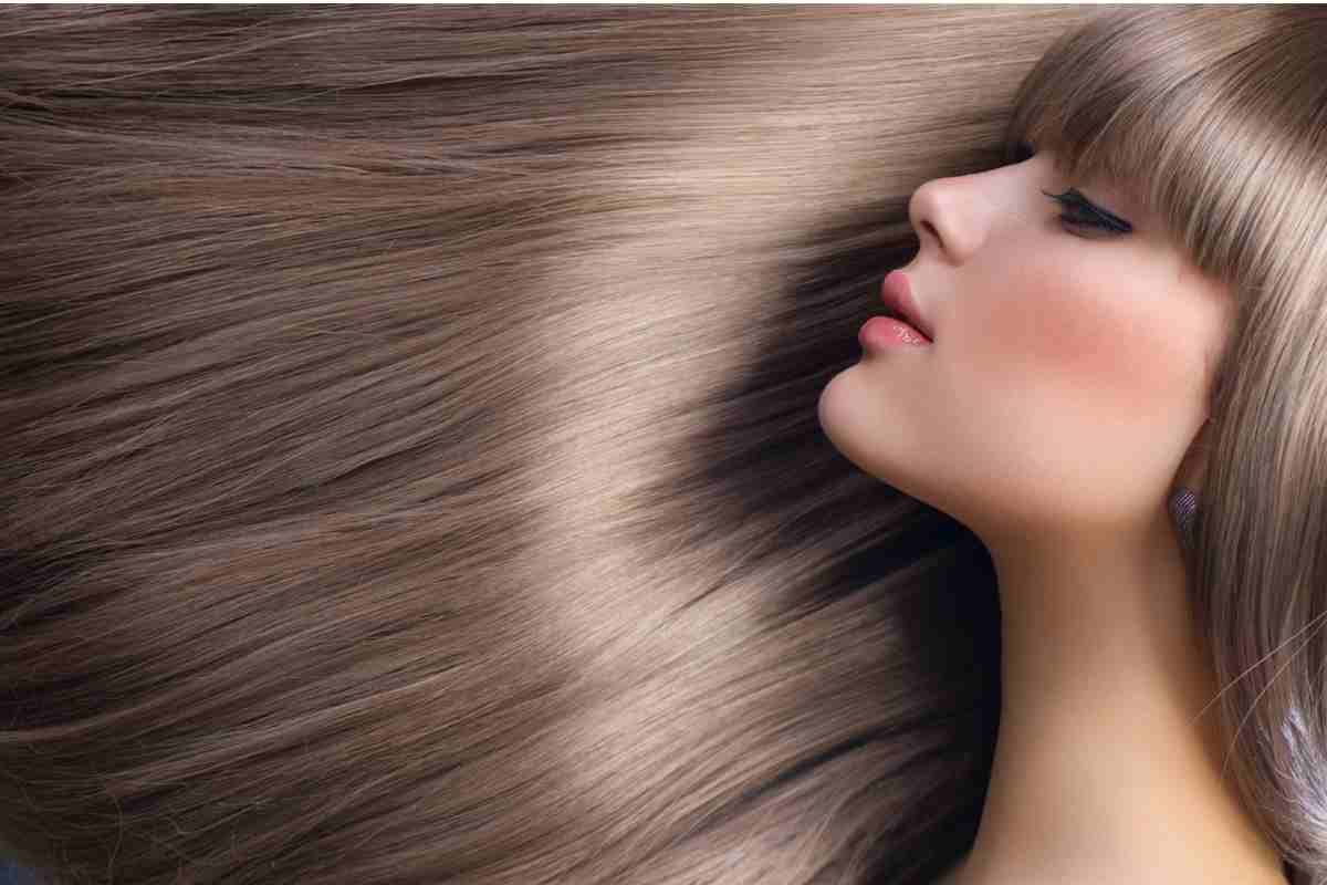 Una donna con i capelli lucidi