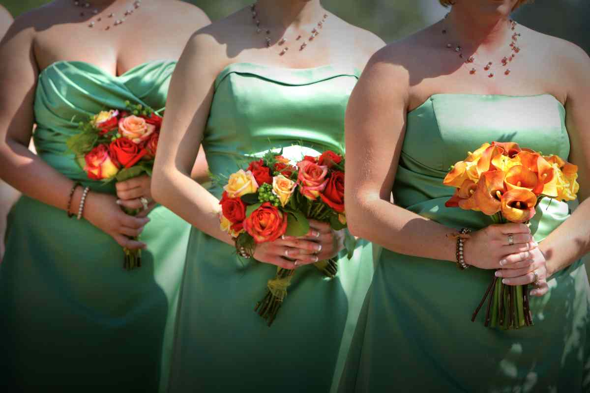 damigelle con abiti verde pastello al matrimonio