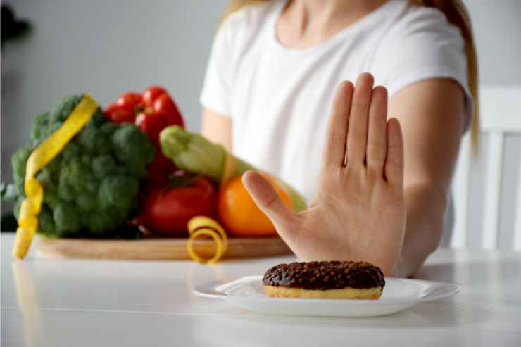 donna davanti a piatto di verdure per la dieta dell'autunno