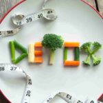 concetto di dieta detox, un piatto con pezzi di verdure che formano la scritta