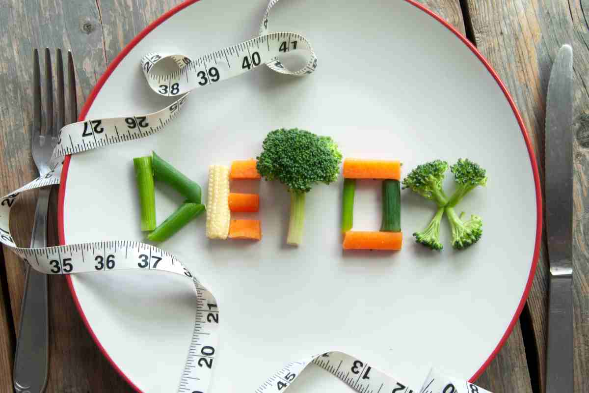 concetto di dieta detox, un piatto con pezzi di verdure che formano la scritta