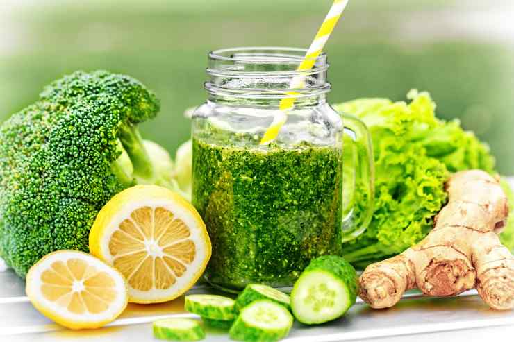 Frullato detox di broccoli, insalata, zenzero, cetriolo e limone