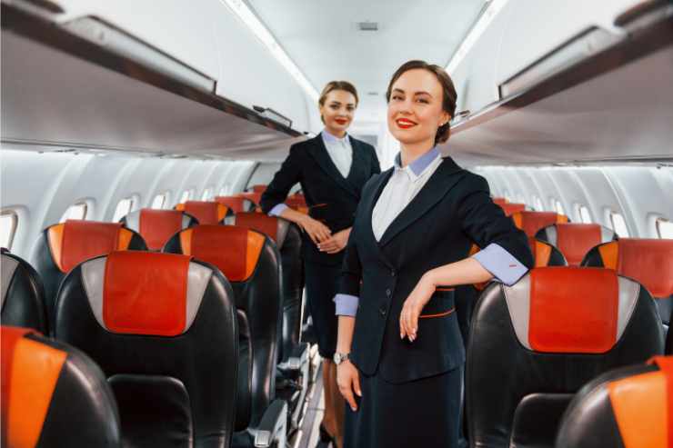 due Hostess in una cabina di aereo 