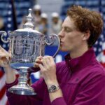 Sinner bacia la coppa degli Us Open