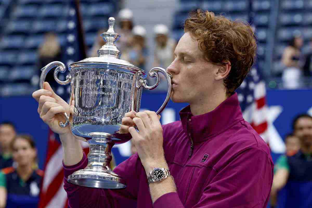 Sinner bacia la coppa degli Us Open