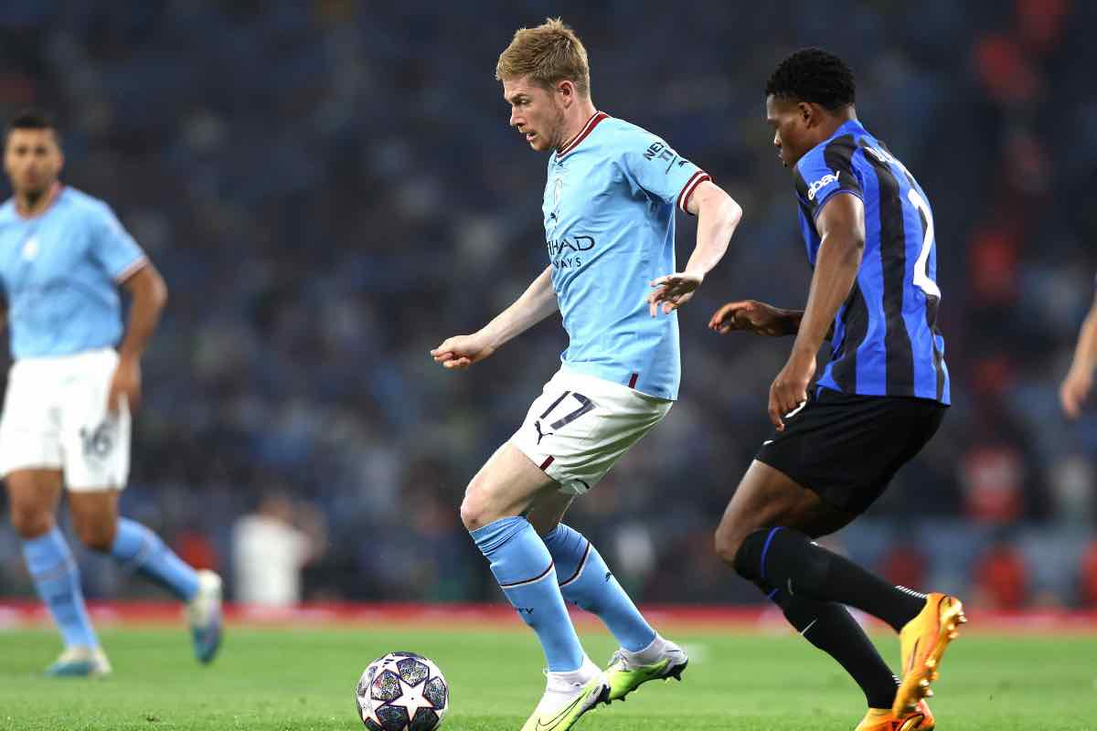 De Bruyne affrontato da Dumfries