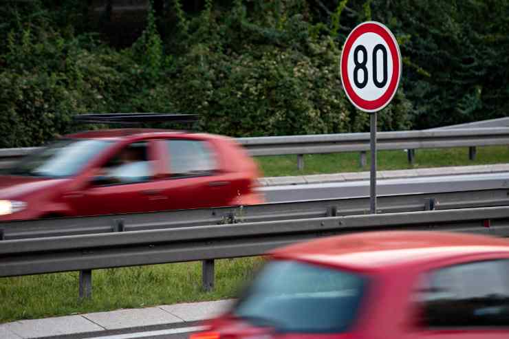 auto che sfrecciano in autostrada con Limite velocità 80