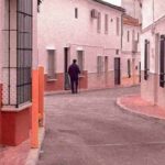 un uomo passeggia per le strade di Marinaleda