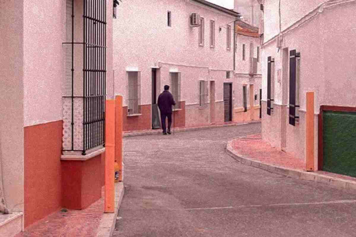 un uomo passeggia per le strade di Marinaleda