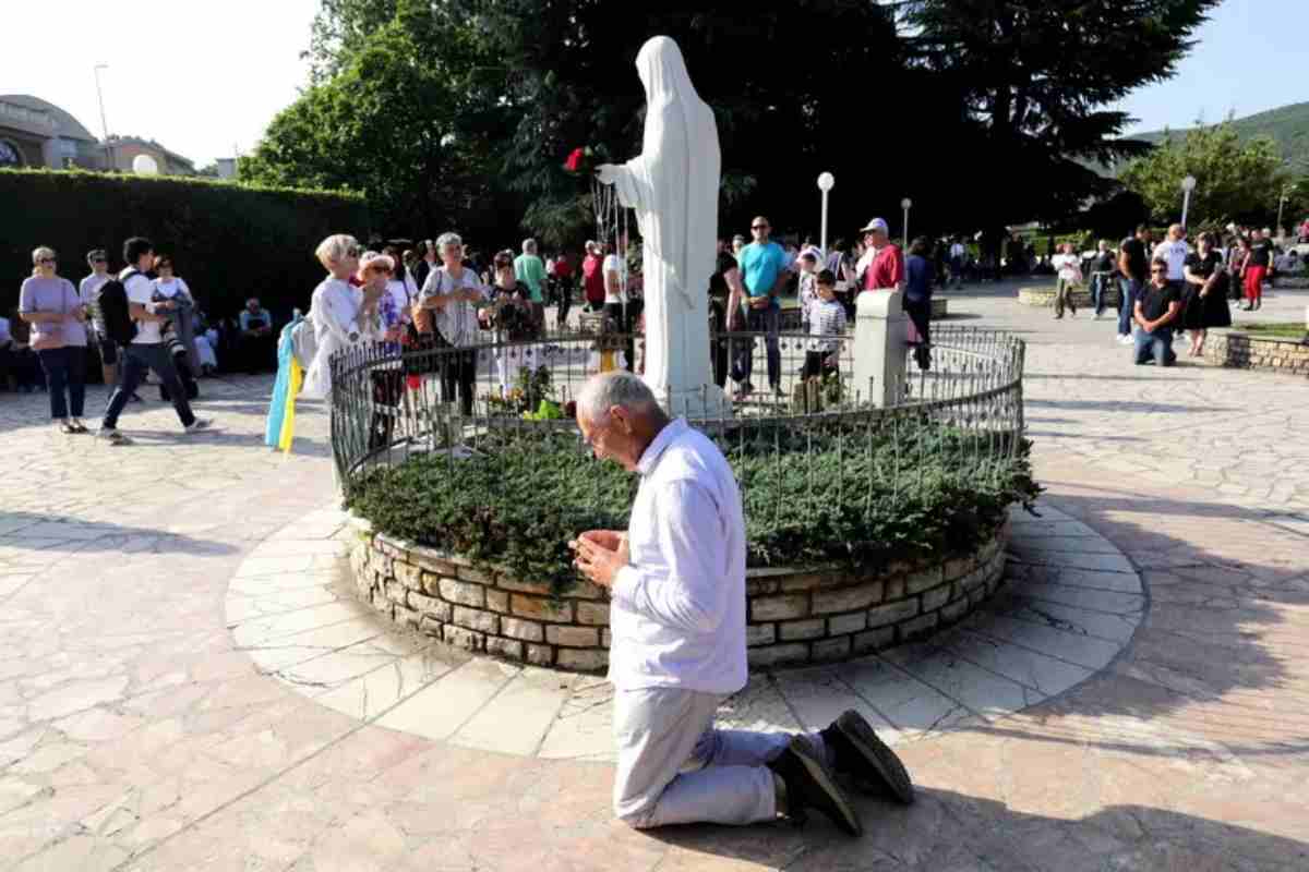 A Medjugorje un fedele prega in ginocchio