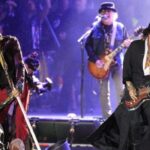 Gli Aerosmith sul palco durante un concerto