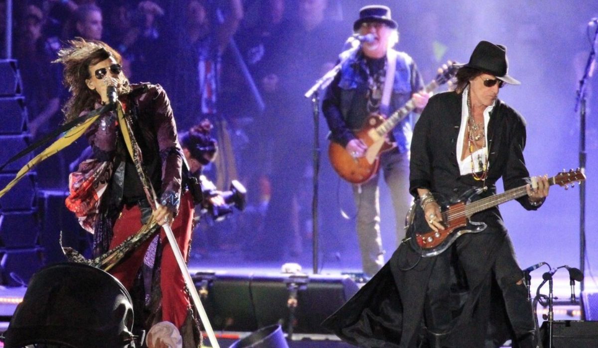 Gli Aerosmith sul palco durante un concerto