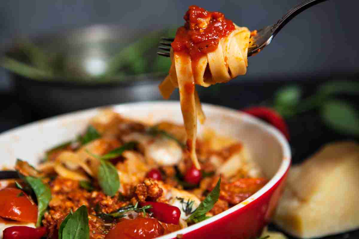 tagliatelle alla bolognese in punta di forchetta