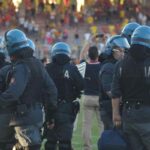 Agenti polizia in campo