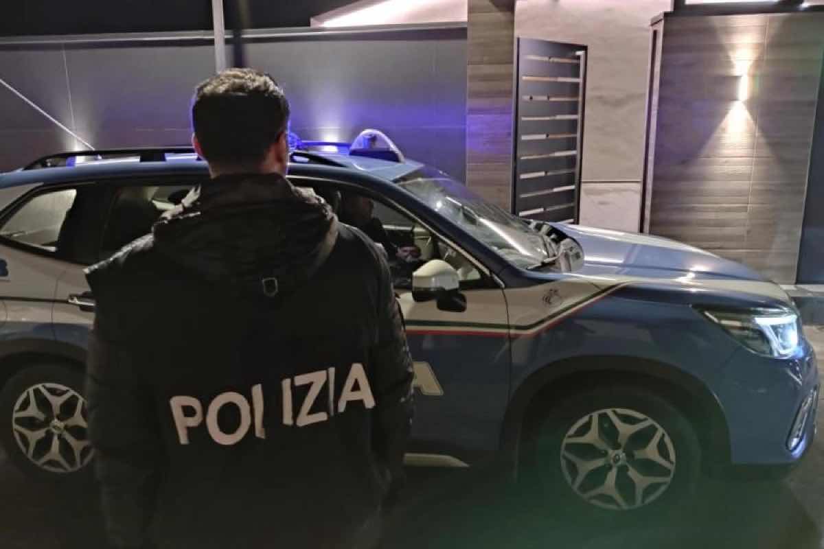 Agente e volante di polizia