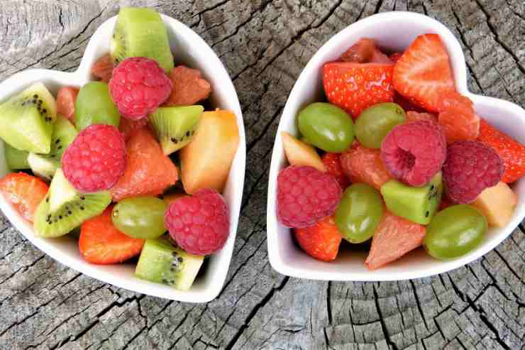 Porzioni di frutta in due ciotoline a forma di cuore