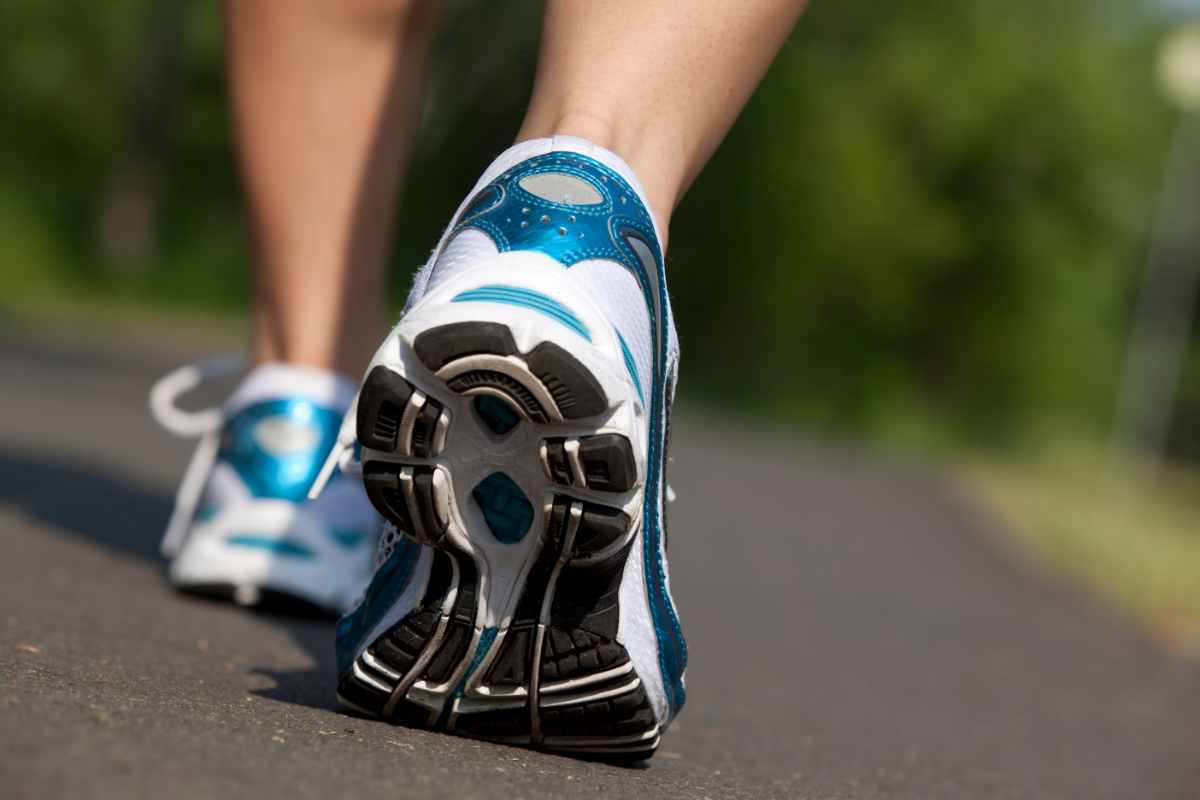 piedi con scarpe ginniche come simbolo di Quanti passi fare per dimagrire