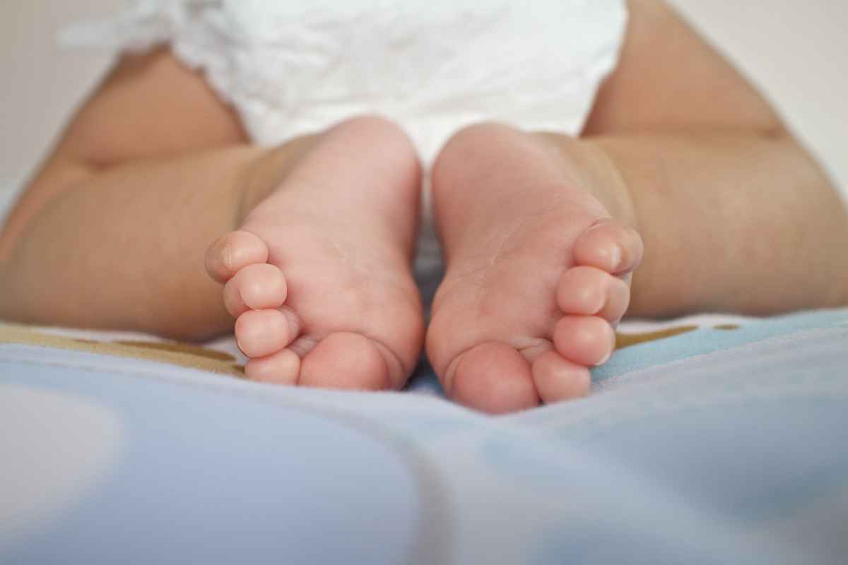 piedini di bambino addormentato