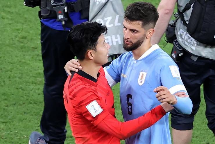 Son e Bentancur si abbracciano