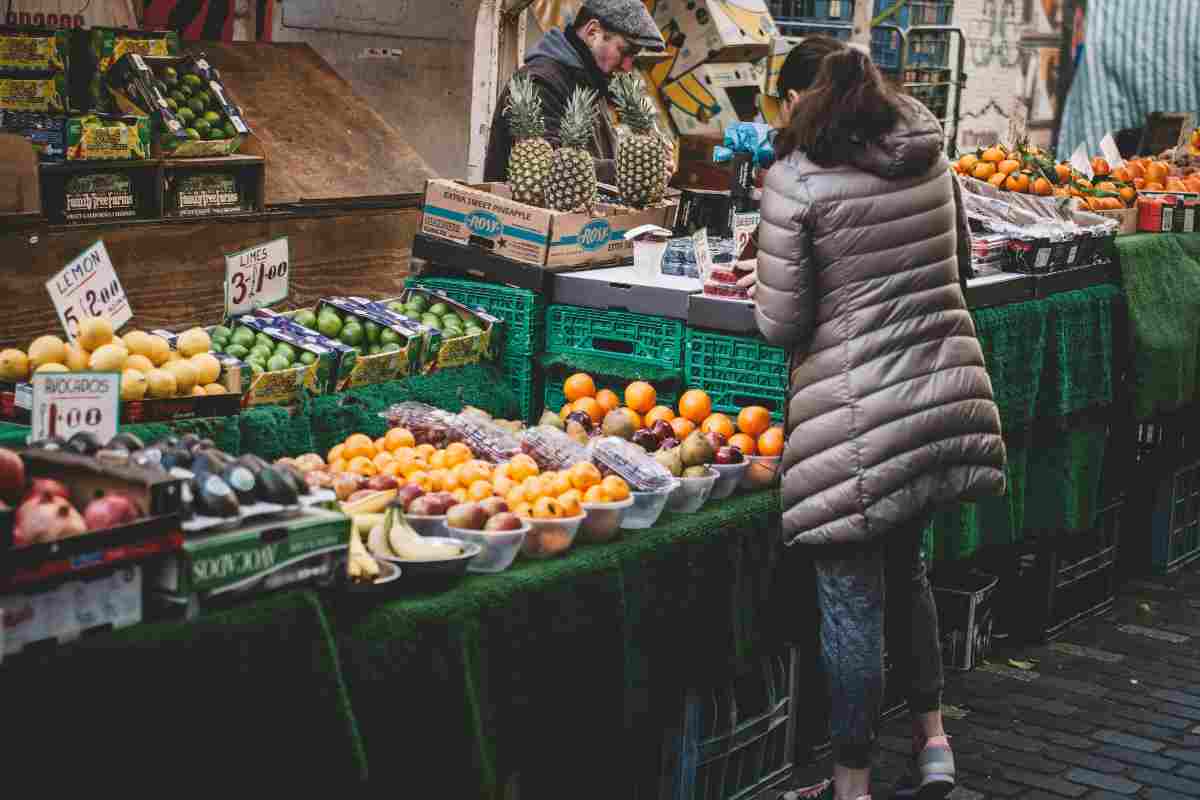 Donna che compra la frutta