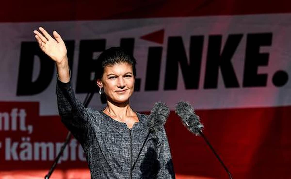 Sahra Wagenknecht saluta i suoi elettori