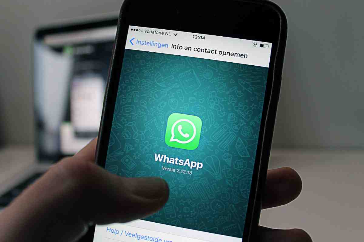 mano con uno smartphone con WhatsApp