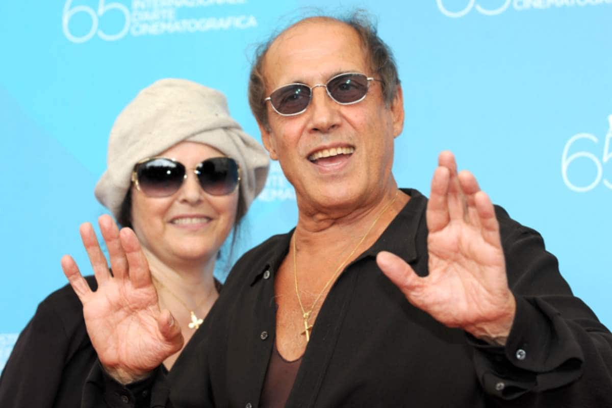 adriano celentano e claudia mori sorridenti