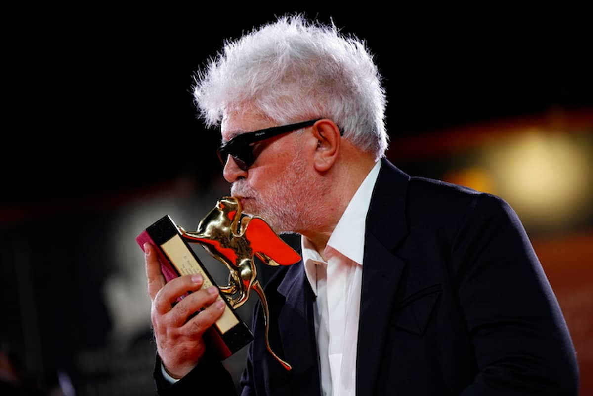 Pedro Almodovar a venezia bacia il leone d'oro